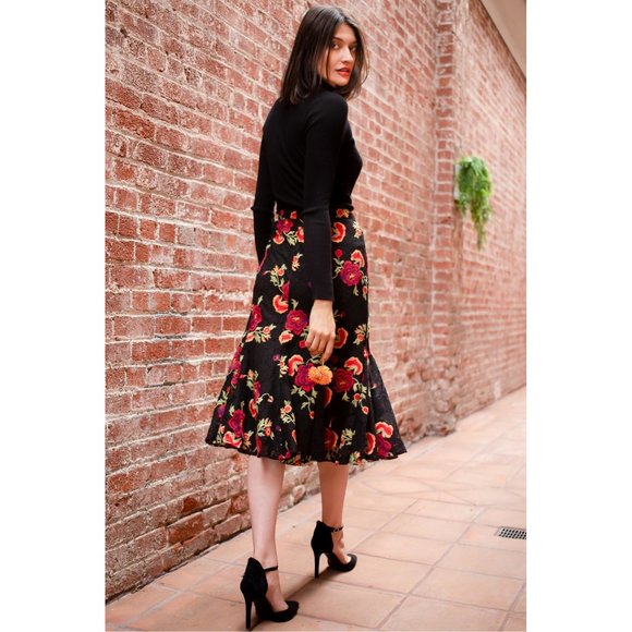 Eva Franco Floral Embroidered black  Skirt with red roses tulip shape NWT midi - Picture 4 of 4